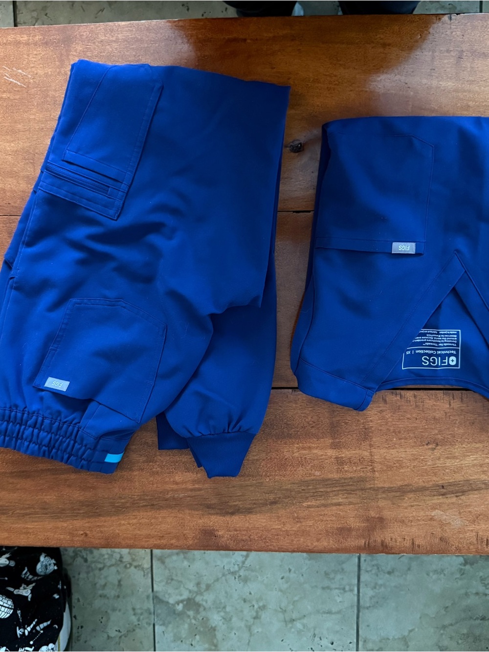 FIGS sapphire blue V-Neck Scrub Top and uman bottoms set - Picture 7 of 11